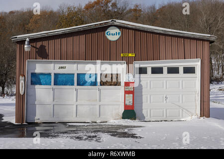 Cooperstown, New York: eine Garage, mit einem Vintage Texaco Himmel Chief gas Pumpe von einer Tankstelle ausgestattet wurde, und eine Golf unterzeichnen. Stockfoto