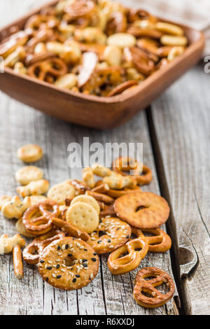 Gemischte salzigen Snack Crackers und Bretzeln. Stockfoto