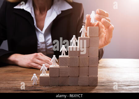 Unternehmer, menschliche Figuren auf Treppe Stockfoto