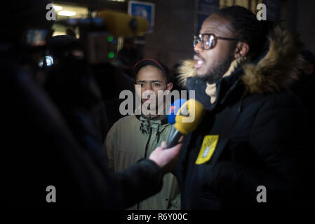 Saint-Denis, Paris 2016. Fernsehinterview während Straße Protest Stockfoto