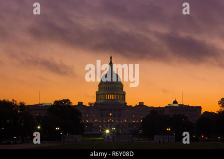 Bewölkt Sonnenaufgang über US Capitol. US Capitol Gebäude im Herbst Sonnenaufgang einen Monat vor der Vollendung der U.S. Stockfoto