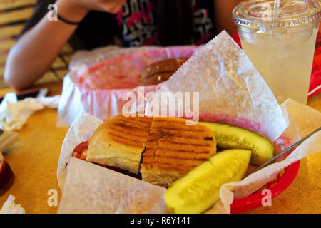 Ein Panini ist ein gegrilltes oder geröstetes Baguette oder Ciabatta mit Wurst und andere Zutaten. Stockfoto