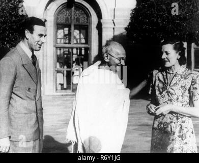 Mahatma Gandhi bei seinem ersten Treffen mit dem britischen Vizekönig Lord Mountbatten und seiner Frau, Neu-Delhi, 31. März 1947, altes Bild aus dem 19. Jahrhundert Stockfoto