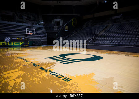 Eugene, OR - Oktober 7, 2018: Leere Matthew Knight Arena in Eugene Oregon, wo die Universität von Oregon Ducks Basketball Mannschaft ihre Heimspiele spielt. Stockfoto