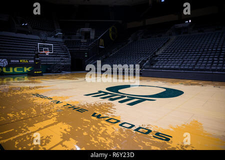 Eugene, OR - Oktober 7, 2018: Leere Matthew Knight Arena in Eugene Oregon, wo die Universität von Oregon Ducks Basketball Mannschaft ihre Heimspiele spielt. Stockfoto