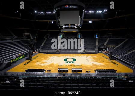 Eugene, OR - Oktober 7, 2018: Leere Matthew Knight Arena in Eugene Oregon, wo die Universität von Oregon Ducks Basketball Mannschaft ihre Heimspiele spielt. Stockfoto