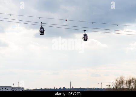 Wagen einer Seilbahn über die natürliche Landschaft. Stockfoto