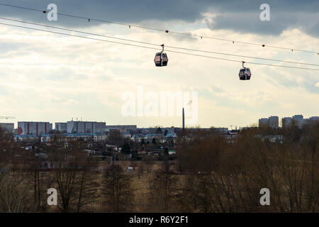 Wagen einer Seilbahn über die natürliche Landschaft. Stockfoto