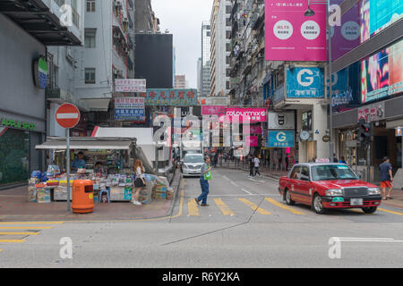 KOWLOON, HONG KONG - 21. APRIL 2017: Neons im Sai Yeung Choi Street Mong Kok in Kowloon, Hong Kong. Stockfoto