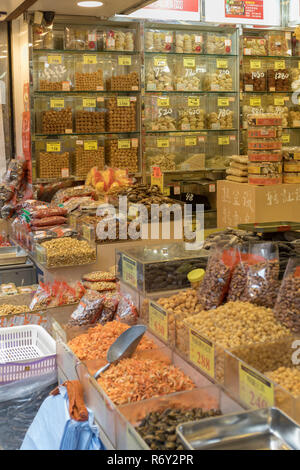 KOWLOON, HONG KONG - 21. APRIL 2017: Traditionelle chinesische Apotheke mit natürlichen Kräutern Zutaten in Mong Kok in Kowloon, Hong Kong. Stockfoto