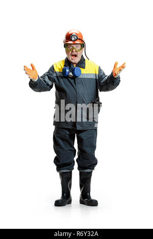 Das Studio shot der älteren bärtigen Mann bergmann an der Kamera auf einem weißen Hintergrund. Stockfoto