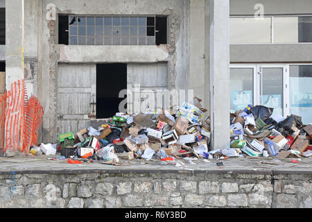 Belgrad, SERBIEN - Dezember 19, 2014: Haufen Müll Illegal Problem in Belgrad, Serbien. Stockfoto