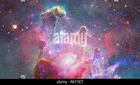 Farbige Nebel und Open Cluster von Sternen im Universum. Stockfoto