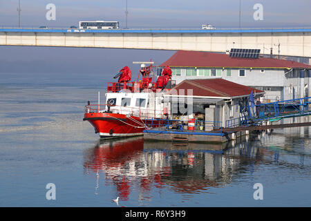 Belgrad, SERBIEN - Dezember 19, 2014: Fire Boot vertäut am Fluss Sava in Belgrad, Serbien. Stockfoto