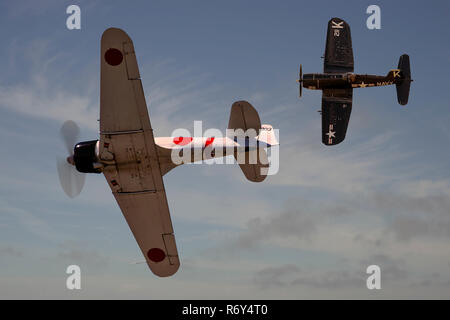 F4U-4 Corsair und Mitsubishi Zero Replik Stockfoto