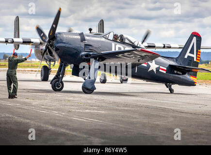 Grumman F8F Bearcat mit B-25 Mitchell Landung Stockfoto