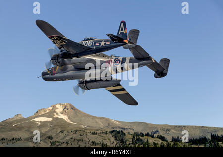 North American F8F Bearcat und B 25 Mitchell über Mount Hood Stockfoto