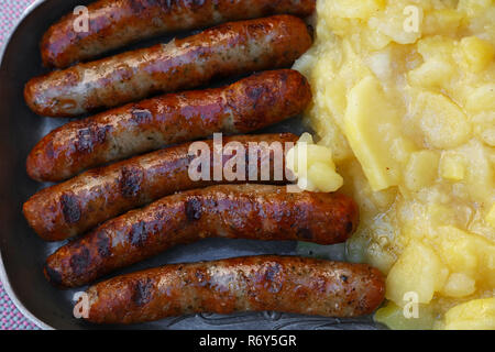 Schließen gegrillten Nürnberger Bratwürste mit Kartoffeln Stockfoto