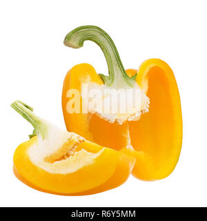 Halbe und viertel Süße gelbe Paprika isoliert Stockfoto