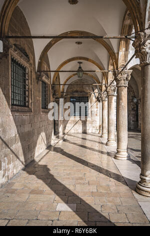 Gewölbte Gang in die Altstadt von Dubrovnik Stockfoto