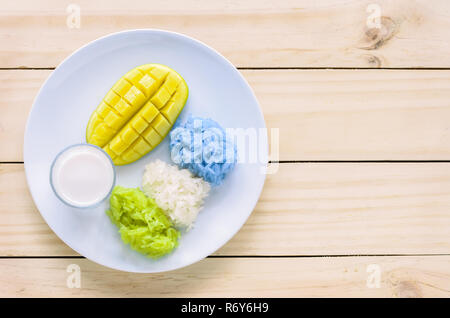 Mango und Naturfarbene klebrigen Reis mit Kokosmilch, thailändisches Dessert Stockfoto