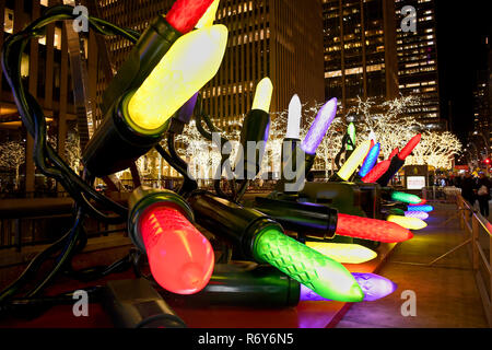 NEW YORK CITY - Dezember 4, 2018: Riesige Weihnachtsverzierungen in Midtown Manhattan am Dezember 4, 2018, New York City, USA Stockfoto