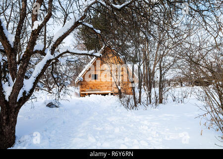 Wenig Holz Ferienhaus in verschneiten Garten Stockfoto