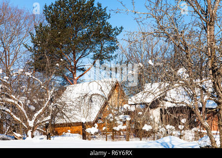 Neue Ferienhaus aus Holz im russischen Dorf im Winter Stockfoto