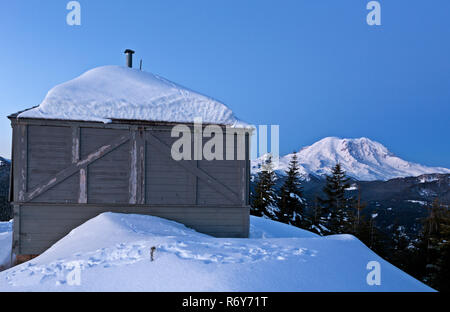 WA 15428-00 ... WASHINGTON - der Suntop Lookout und Blick auf den Mount Rainier im Morgengrauen in den Berg Baker-Snoqualmie National Park. Stockfoto