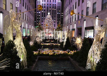 NEW YORK - Dezember 4, 2018: Berühmte Weihnachten Dekoration mit Engeln und Weihnachtsbaum - Rockefeller Centr am 4. Dezember in New York City, NY. Stockfoto