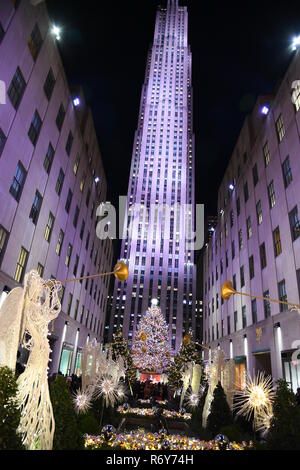 NEW YORK - Dezember 4, 2018: Berühmte Weihnachten Dekoration mit Engeln und Weihnachtsbaum - Rockefeller Centr am 4. Dezember in New York City, NY. Stockfoto