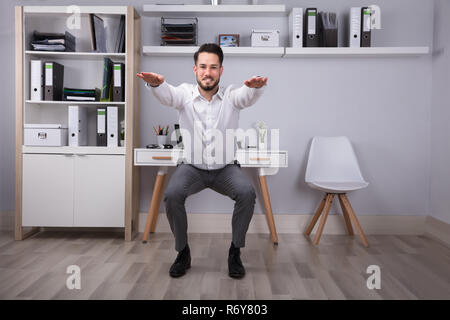 Unternehmer tun Training im Büro Stockfoto