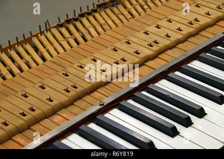 Nahaufnahme alten Vintage Piano keyboard Tuning Stockfoto