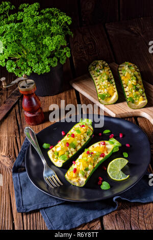 Gegrillte Zucchini gefüllt mit Schafskäse und Paprika. Stockfoto