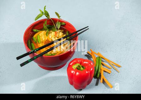 Nudelsuppe mit Mie Nudeln, Karotten, grüne Bohnen, Paprika, Minze und Chili, Studio Stockfoto