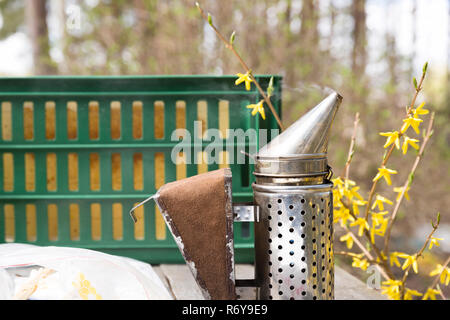 Raucher - imker Werkzeug Bienen weg von Hive halten Stockfoto