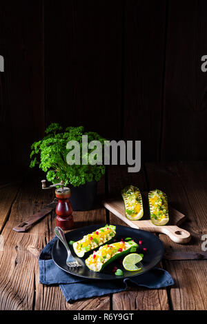 Gegrillte Zucchini gefüllt mit Schafskäse und Paprika. Stockfoto