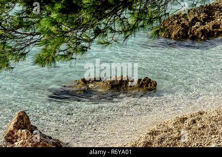 Felsen in der Adria - Brela, Makarska Riviera, Dalmatien, Kroatien Stockfoto