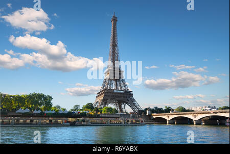 Fluss und Brücke in Paris Stockfoto