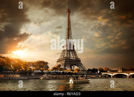 Wolken über Paris Stockfoto