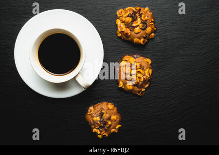 Artisan Schokolade und Mandeln Plätzchen mit Kaffee. Ansicht von oben Stockfoto