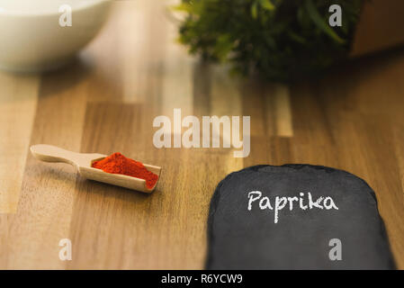 Paprika Gewürz Pulver und Kräutern auf einem Löffel aus Holz. Zutaten zum Kochen und Würzen. Stockfoto