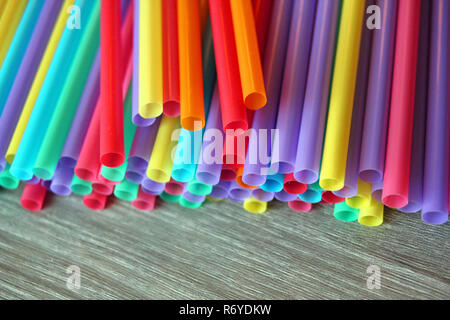 Stroh Halme Plastikbecher zum Trinken Hintergrund bunte full screen single use Verschmutzung Stockfoto