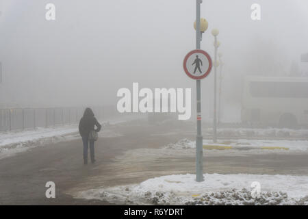Fußgängerzone übertreten auf einem Forbidden Area mit Vorzeichen keine Wandern Stockfoto