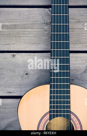 Akustik Gitarre auf hölzernen Boden Stockfoto
