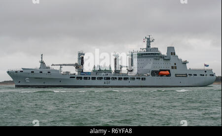 An das neue Royal Fleet Auxiliary (Tide Klasse) Auffüllung Tanker, RFA Tiderace, Portsmouth, UK am 6. Dezember 2018 nach dem ersten Besuch. Stockfoto