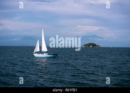 Ein Boot Segeln in der Bucht von Paraty, Brasilien Stockfoto