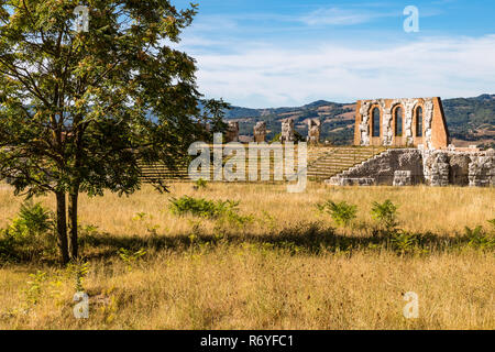 Ruinen des römischen Theaters in Gubbio. Stockfoto