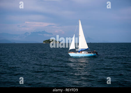 Ein Boot Segeln in der Bucht von Paraty, Brasilien Stockfoto