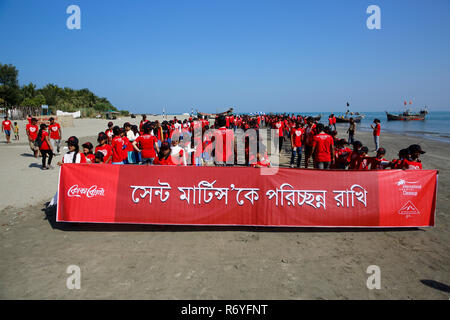 Eine Prozession wird in Island Sea Beach Saint Martin's Als pert der Internationalen Coastal Cleanup von keokradong Bangladesch, die Co veranstaltet wurden Stockfoto